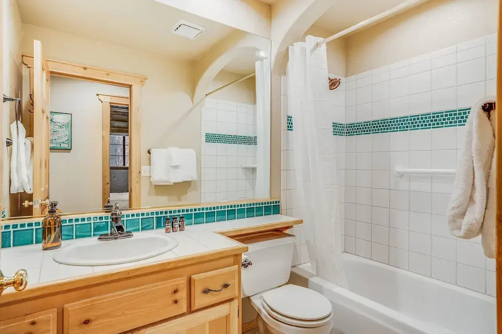 Cherrywood Gorgeous Cottage Surrounded by Pine Trees w/ Hot Tub