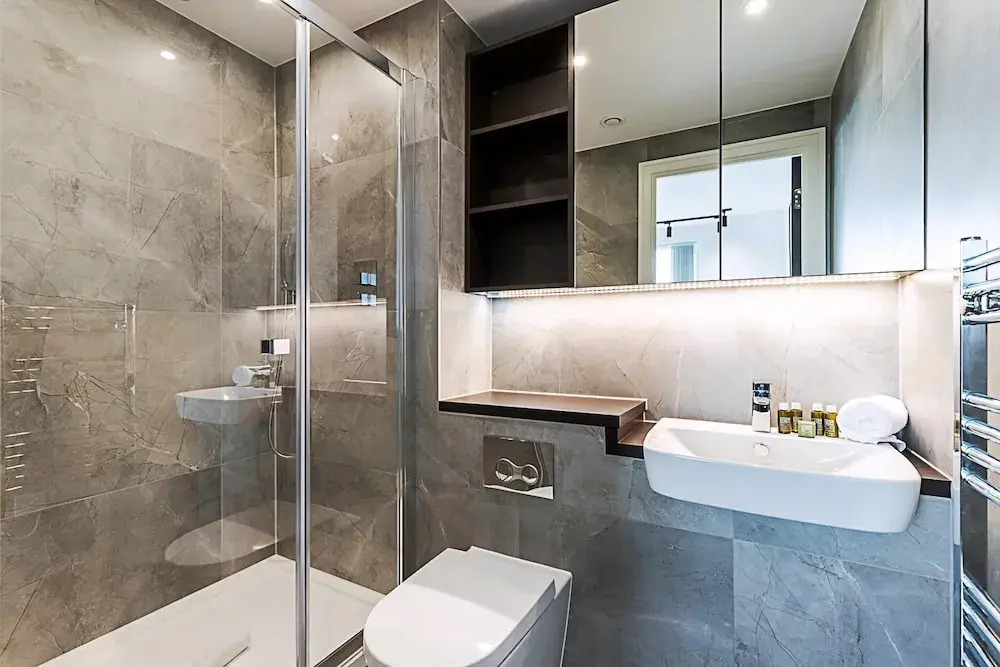 Modern Sky-High Flat In North Acton
