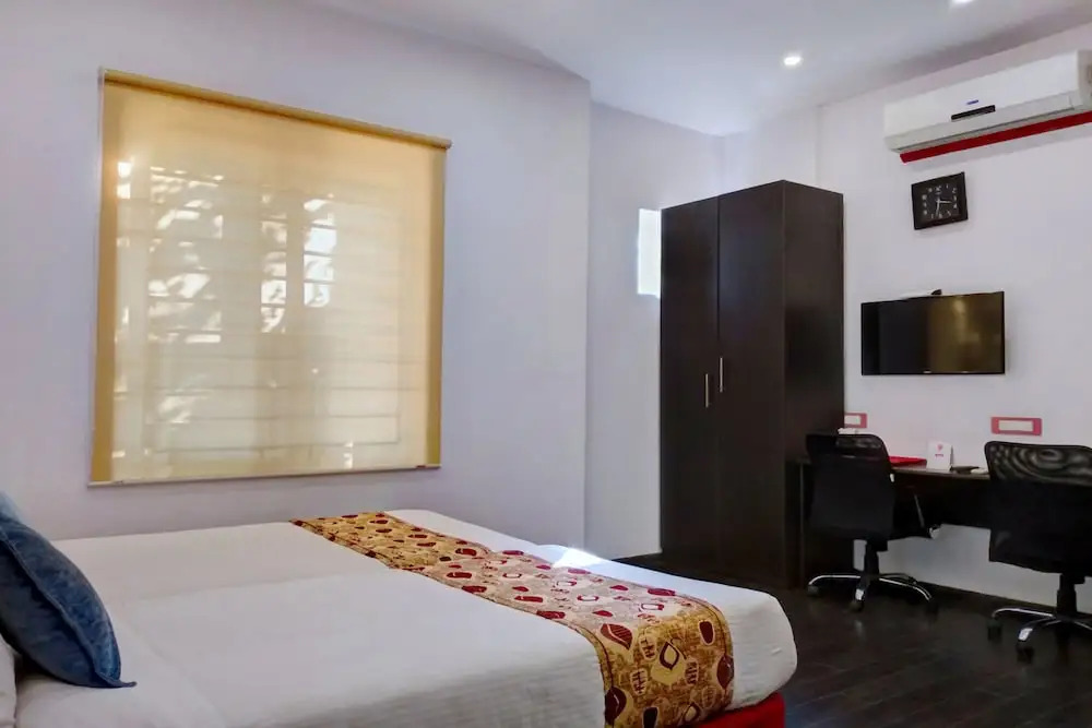 OYO 6144 Hotel M Plaza