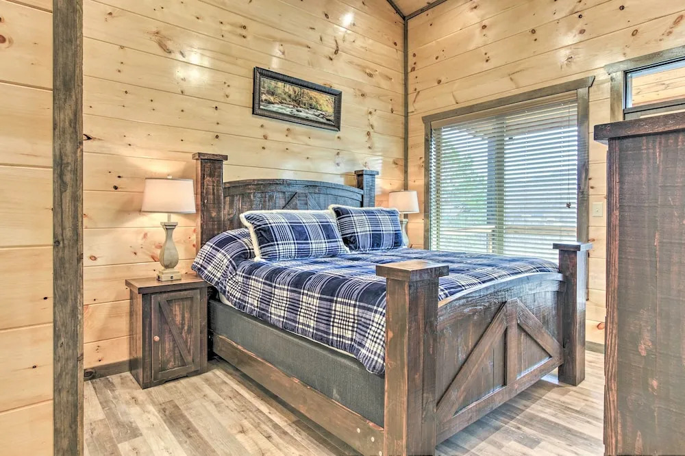 Smoky Mountain Hideaway w/ Hot Tub, Deck & Views!