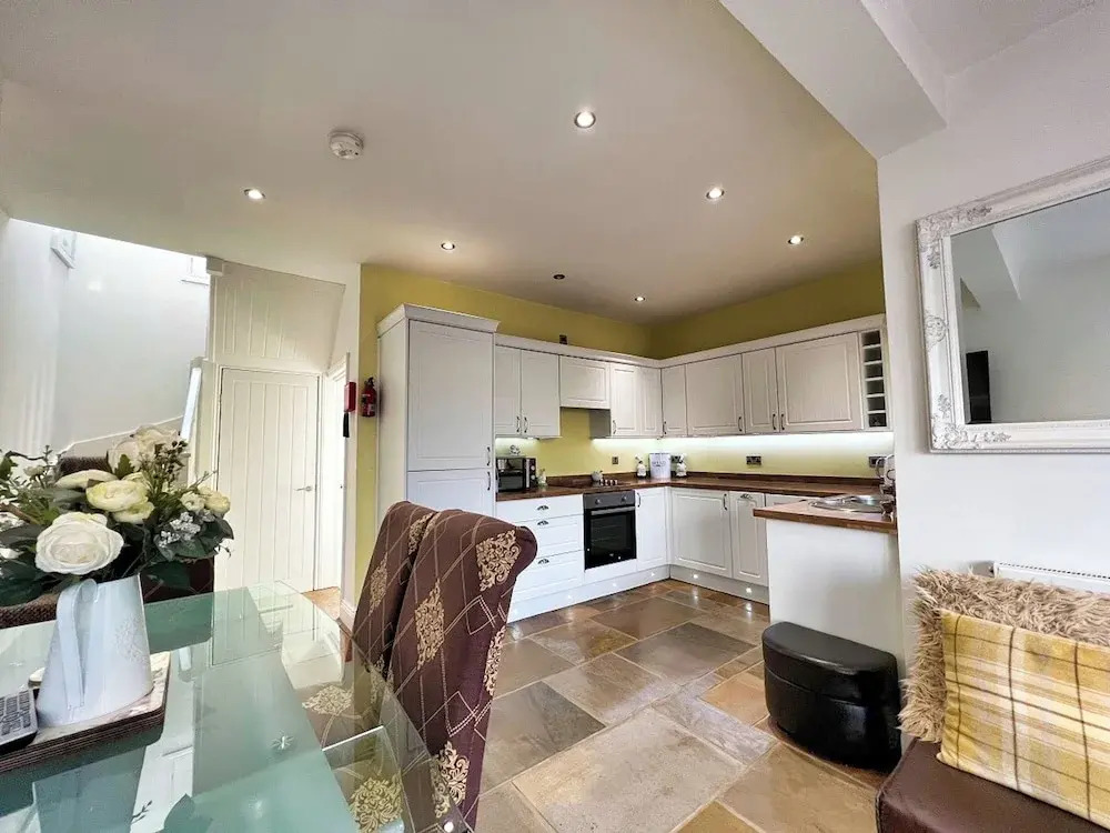 3 Bedrooms - 2 Bath Rooms - Dog Friendly - Parking