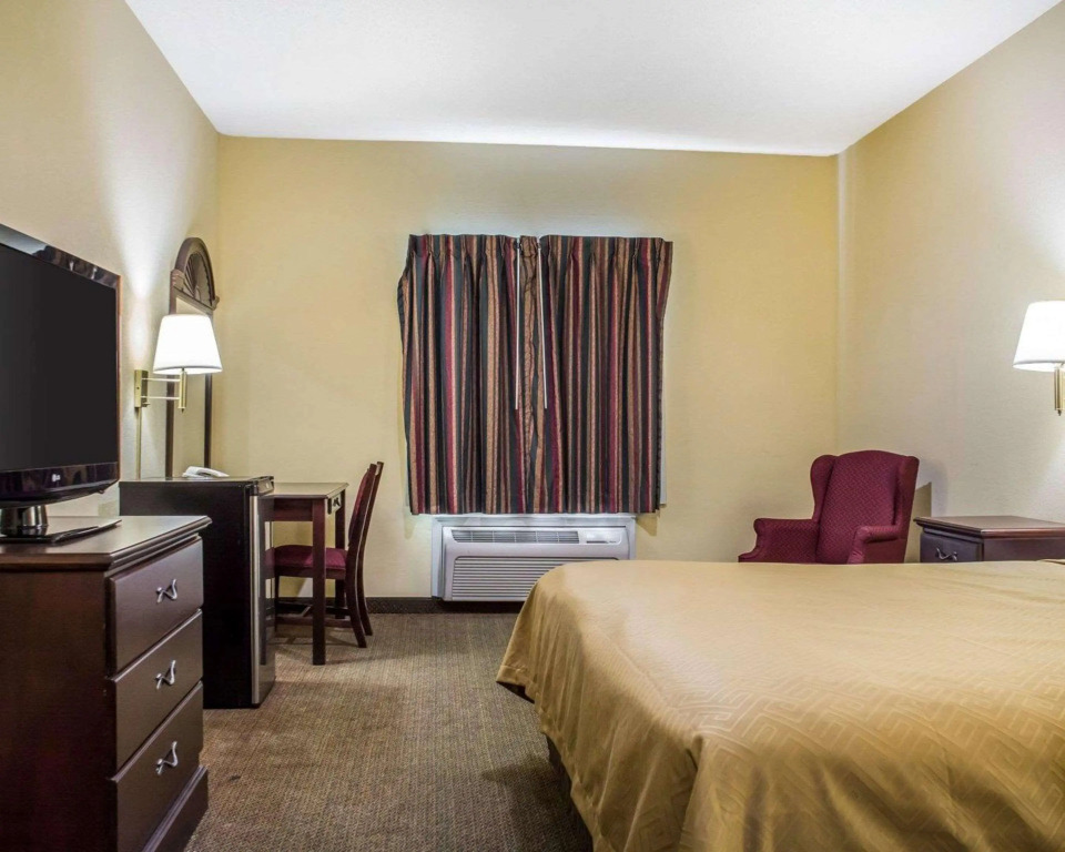 Econo Lodge & Suites