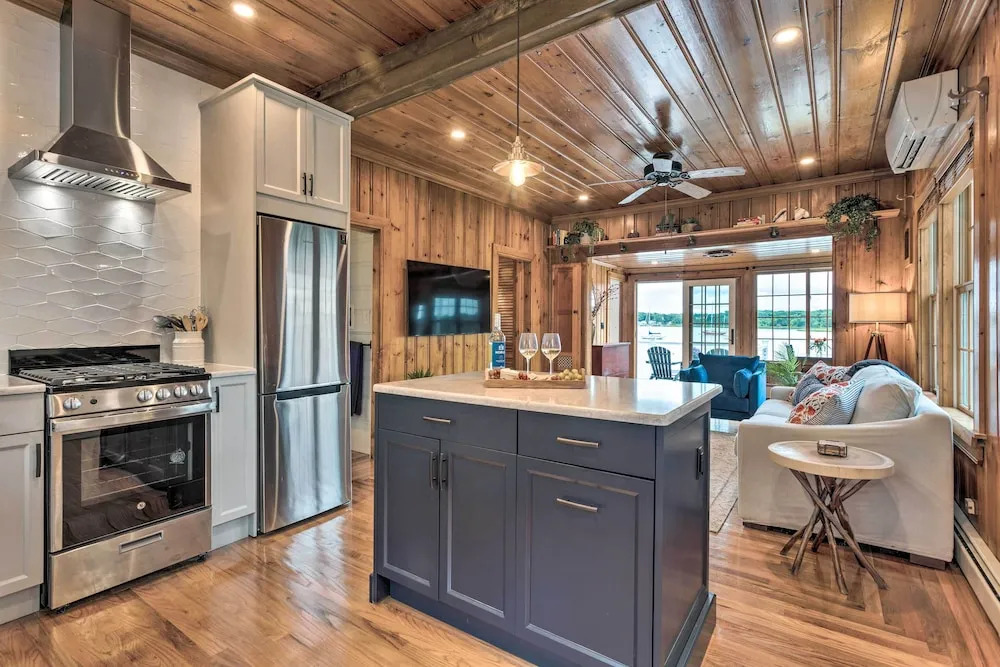 Charming Bristol Cottage w/ Private Beach