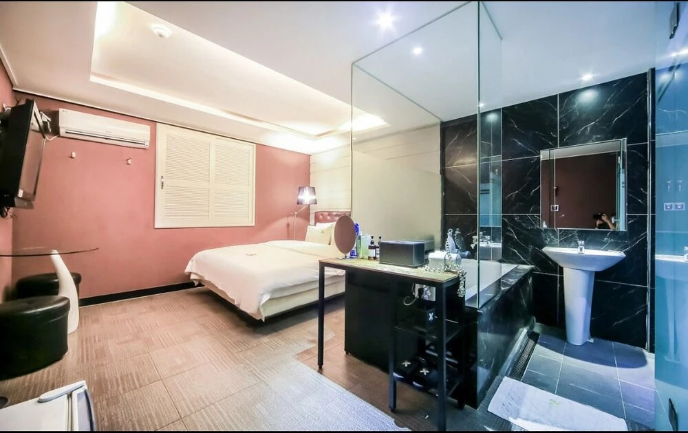 September Hotel