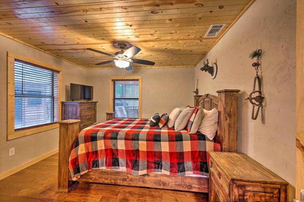 Cabin w/ Hot Tub & Grill - 6 Mi to Broken Bow Lake