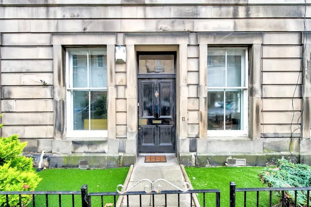 Intriguing 4-bedroom Main Door Apt Near Old Town