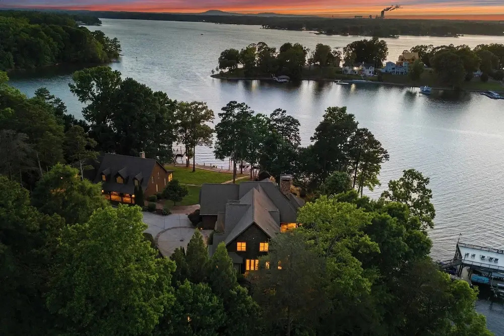 Sunset Shores Resort: The Grand House by Avantstay Lakefront, Spa, Private Dock+beach, Game Room