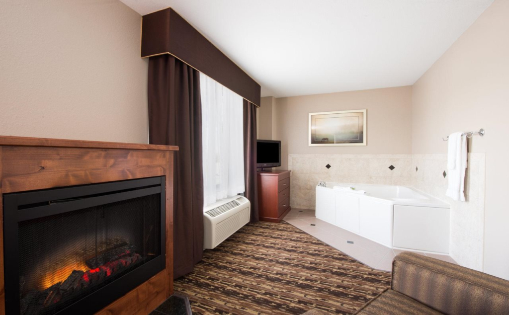 Holiday Inn Express & Suites Douglas by IHG