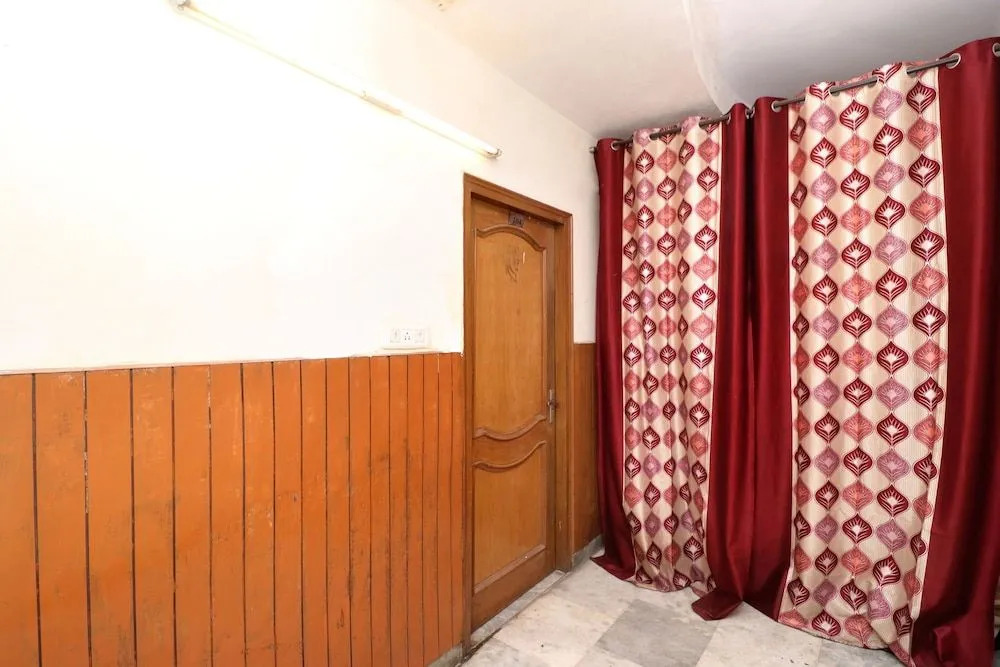 OYO 28168 Hotel Regal 2