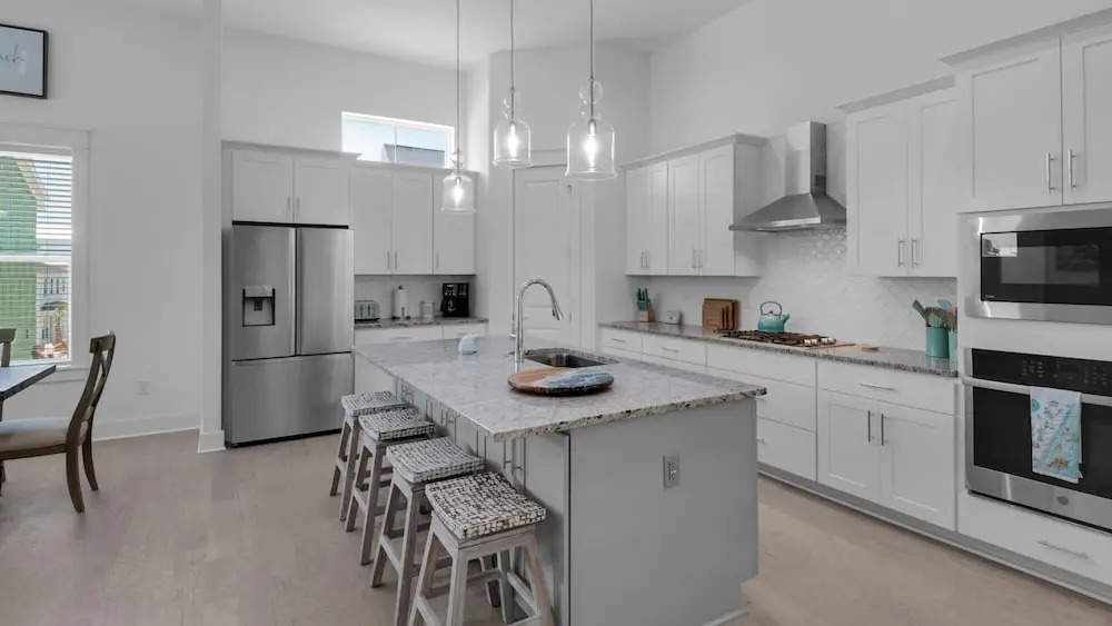 Minutes to Beach & Largest Public Beach Access, Modern New Build in Inlet