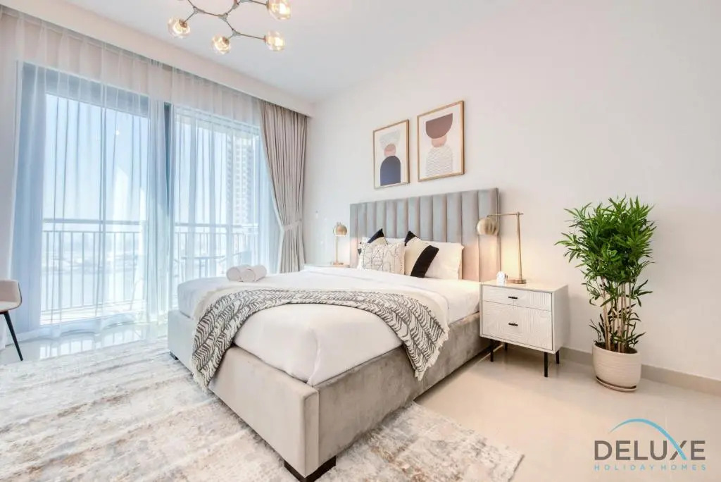 Radiant 3BR With Assistant Room at Harbour Views Tower 1 by Deluxe Holiday Homes