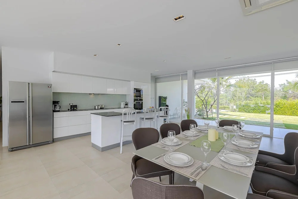 Luxury Modern 4 BR Pool Villa - PH111
