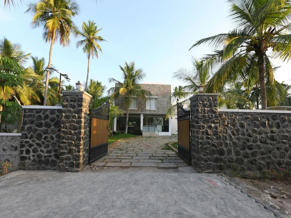 OYO 13820 Coco Retreat Farm