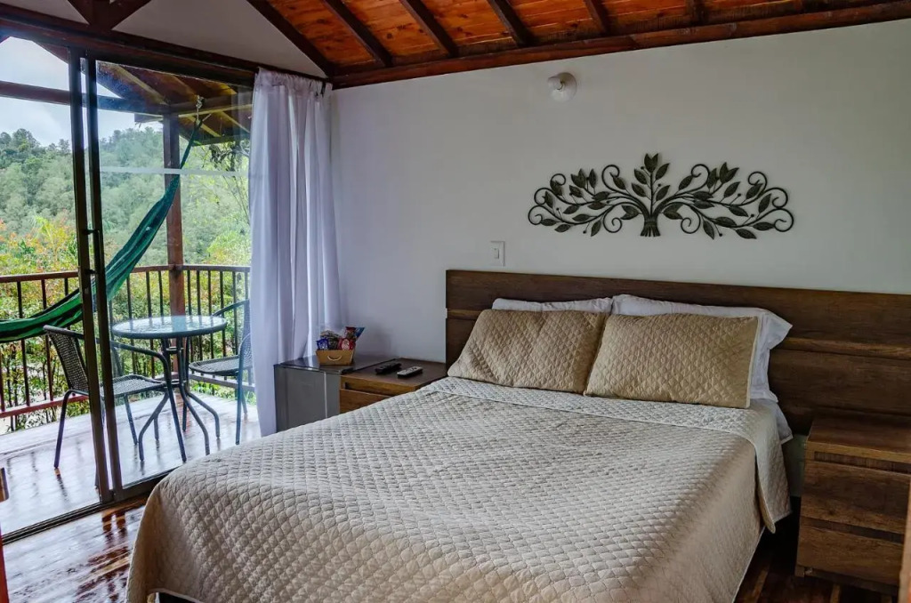 Hotel Pietrasanta Cabañas frente a la Represa Peñol Guatape