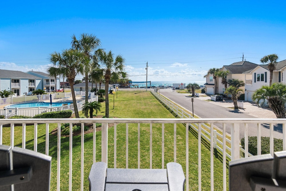 Tradewinds Condominium #28- At the Beach!