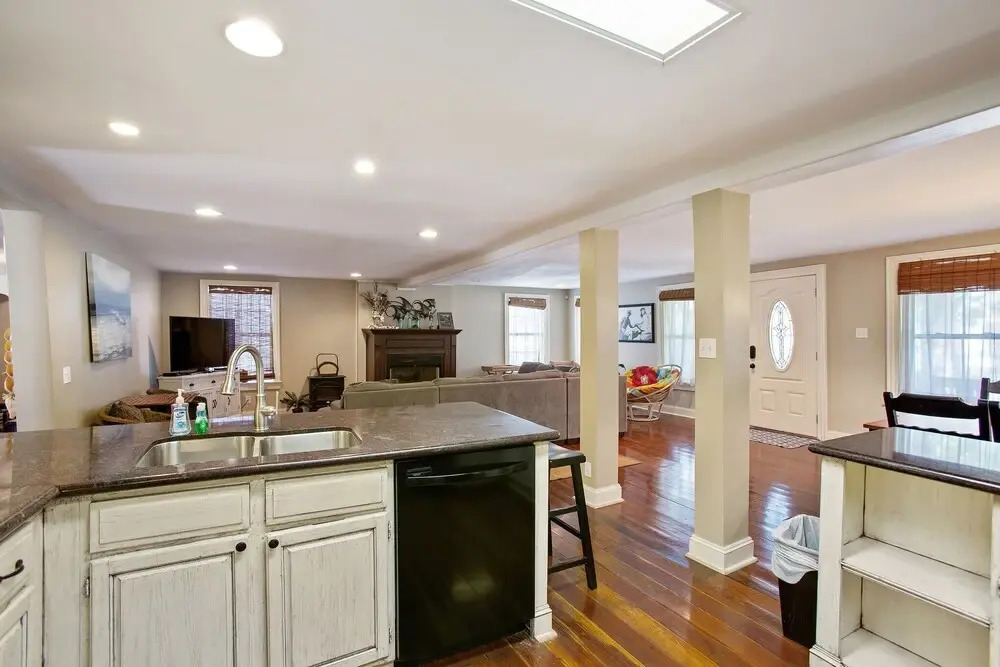 Antigua Key - Just A Couple Blocks To Seawall Beaches, Shops, Restaurants And Pleasure Pier! 4 Bedroom Home by RedAwning