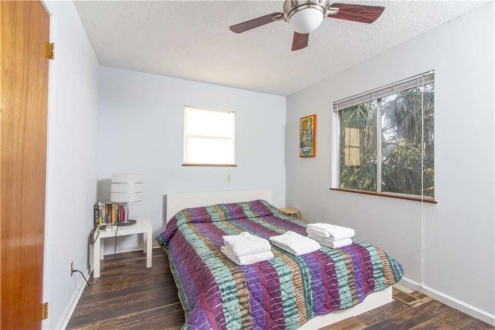 Artist Retreat, 2 Bedrooms, Summer Haven, 3 Houses to Beach, Sleeps 7