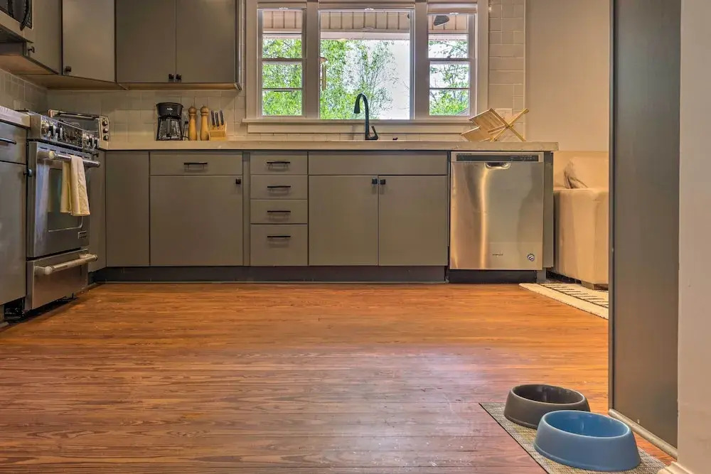 Dog-friendly Home: 1 Mi to Downtown Hendersonville