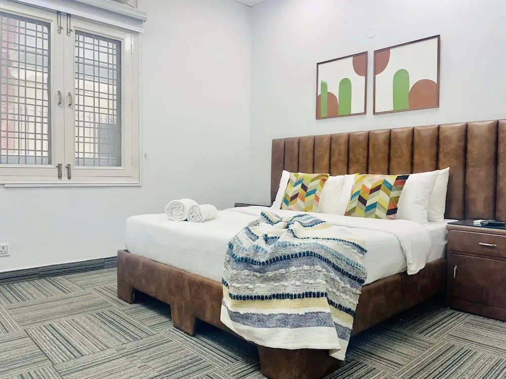 BluO Awesome 1BHK DLF Galleria Market ,Gym TT