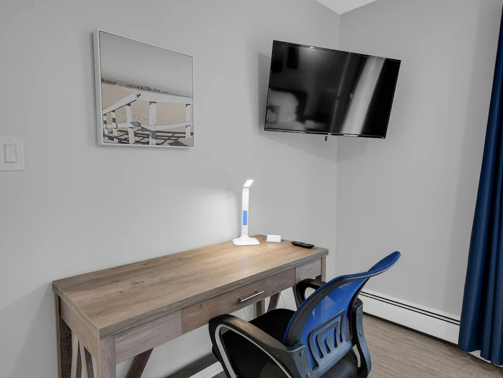 Seacliff Beach Suites - Coastal room, awesome strolling, all amenities, right in town