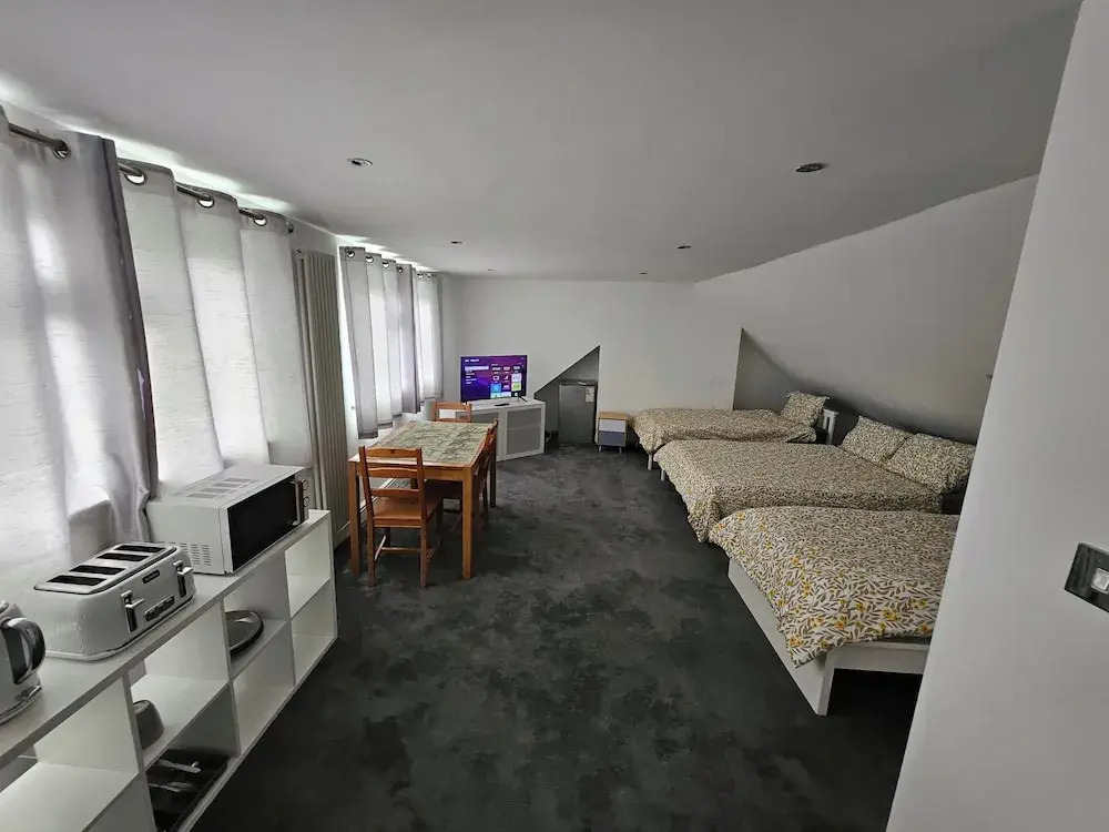 SnoozeDen Westmead – Windsor Castle & Legoland