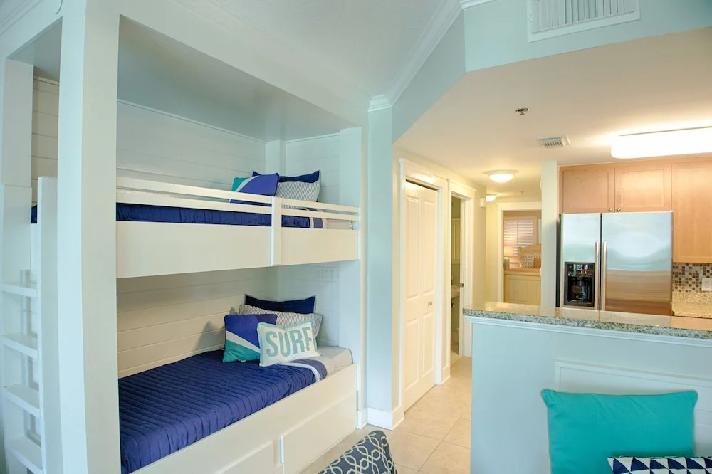 Waterscape B228 - 1 Br condo by RedAwning