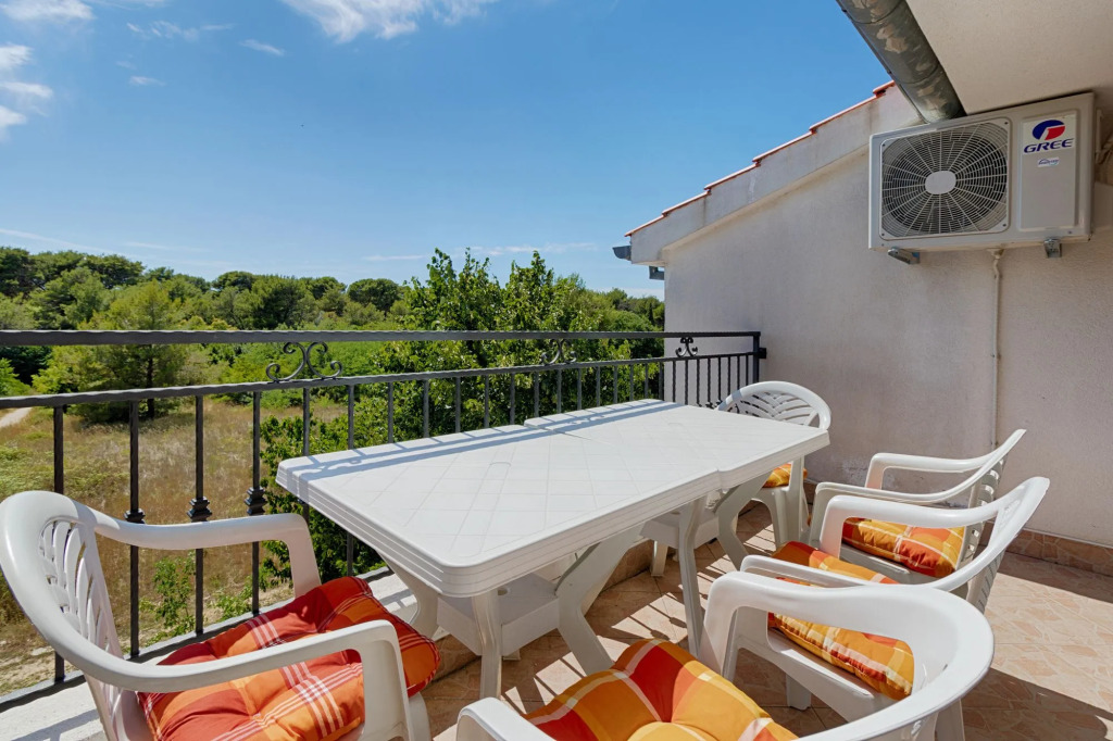 Rooms & Apartment Hegic with parking