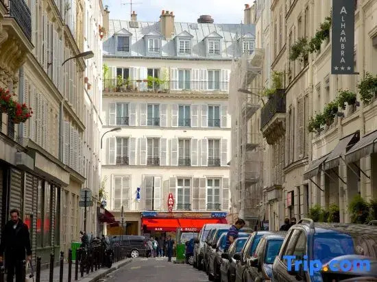 Eiffel Tower view studio with lift & balcony