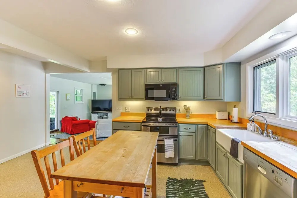 Charming Union Pier Home w/ Deck: Half-mi to Beach