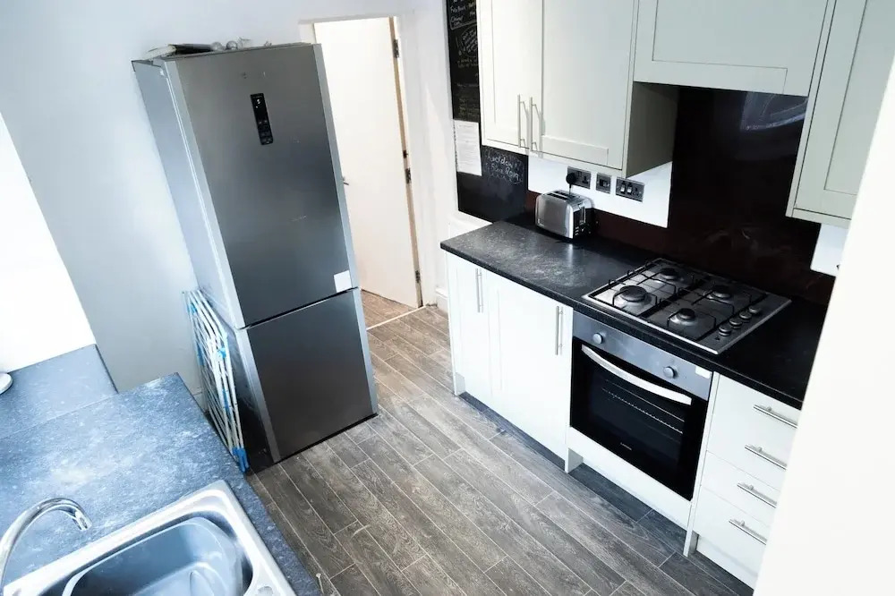 Wolverhampton - 4 Bed House - Free Parking
