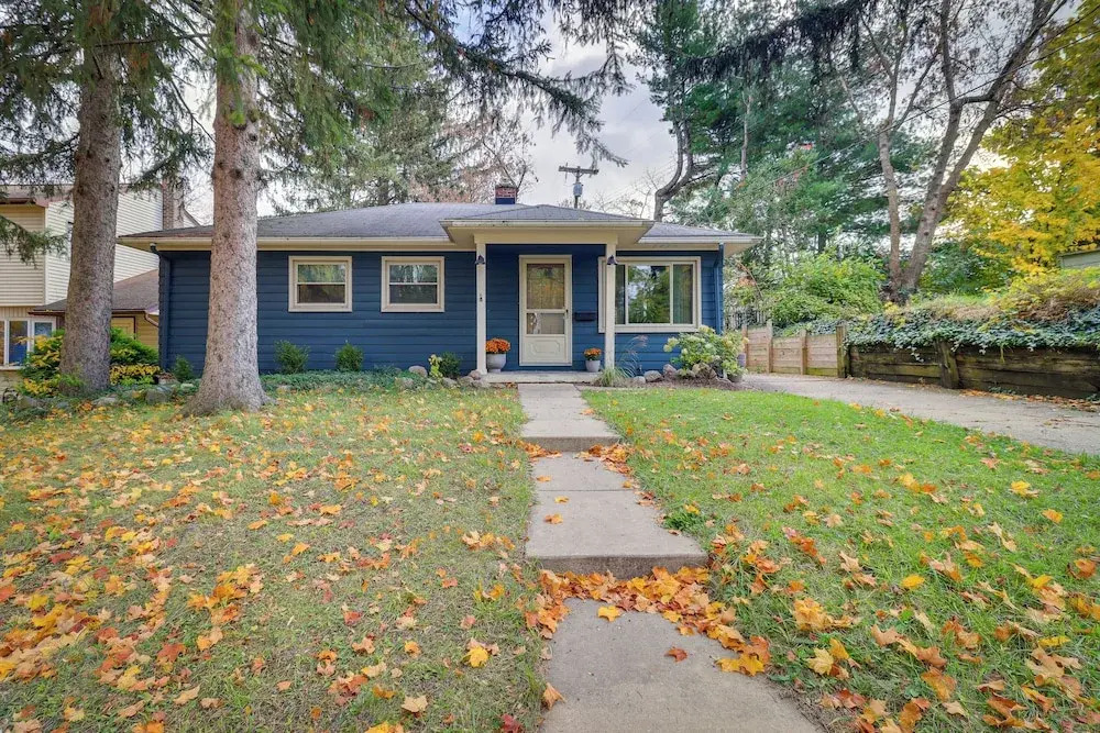 Ann Arbor Home w/ Deck, 2 Mi to Michigan Stadium!