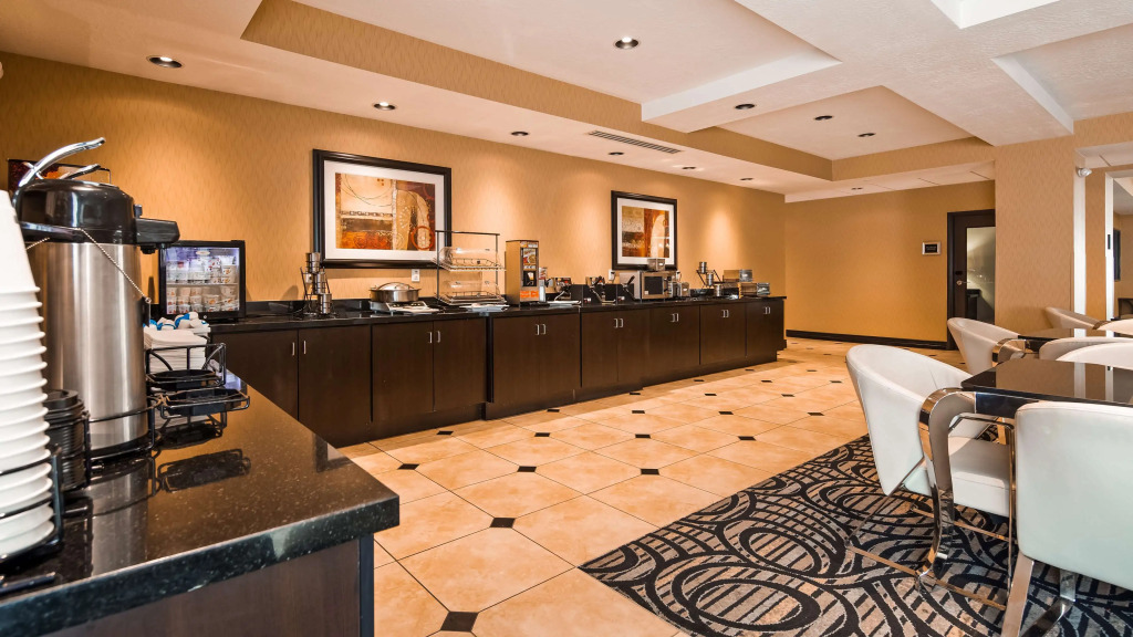 Best Western Plus Airport Inn & Suites