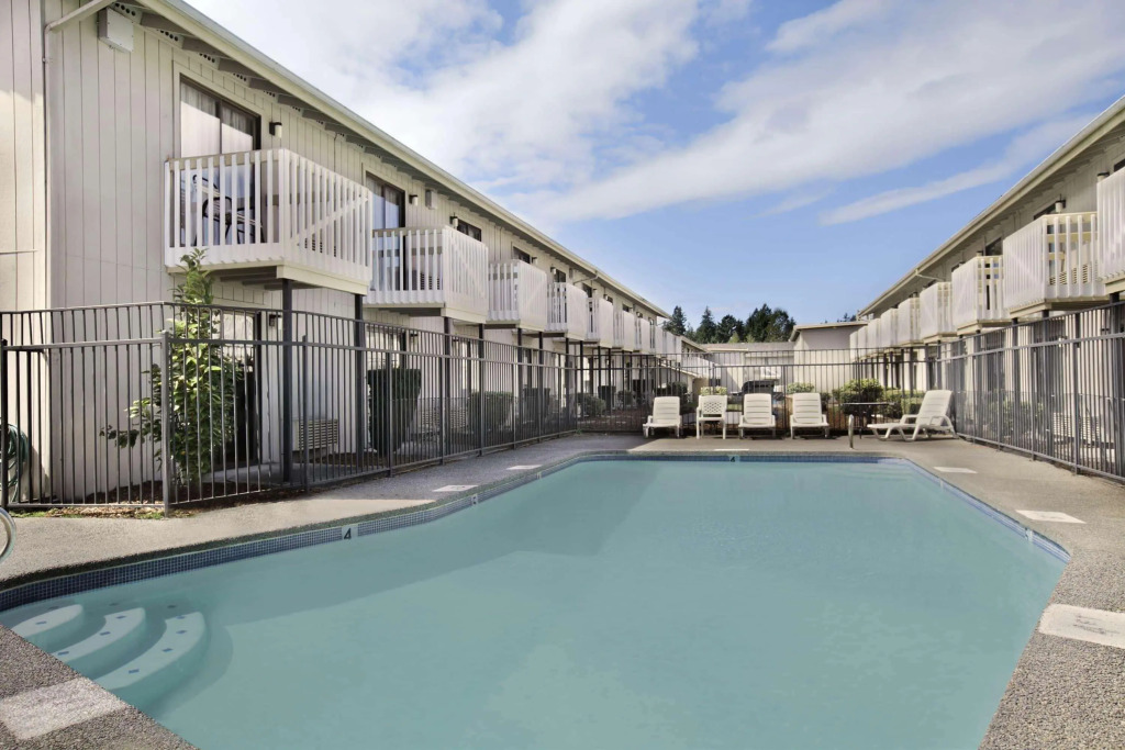 Howard Johnson Inn and Suites Tacoma
