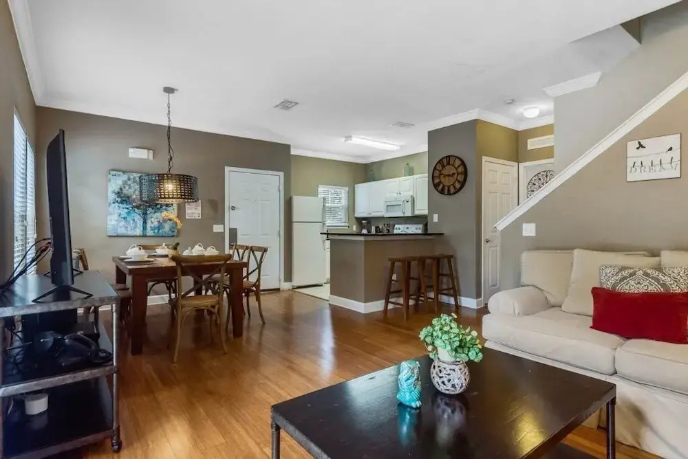 Amazing 4 Bedrooms Townhome 2402