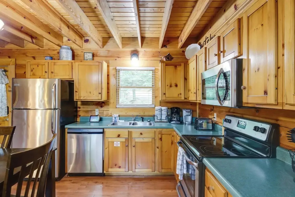 Hot Tub + Pool Table: Secluded Seiverville Cabin