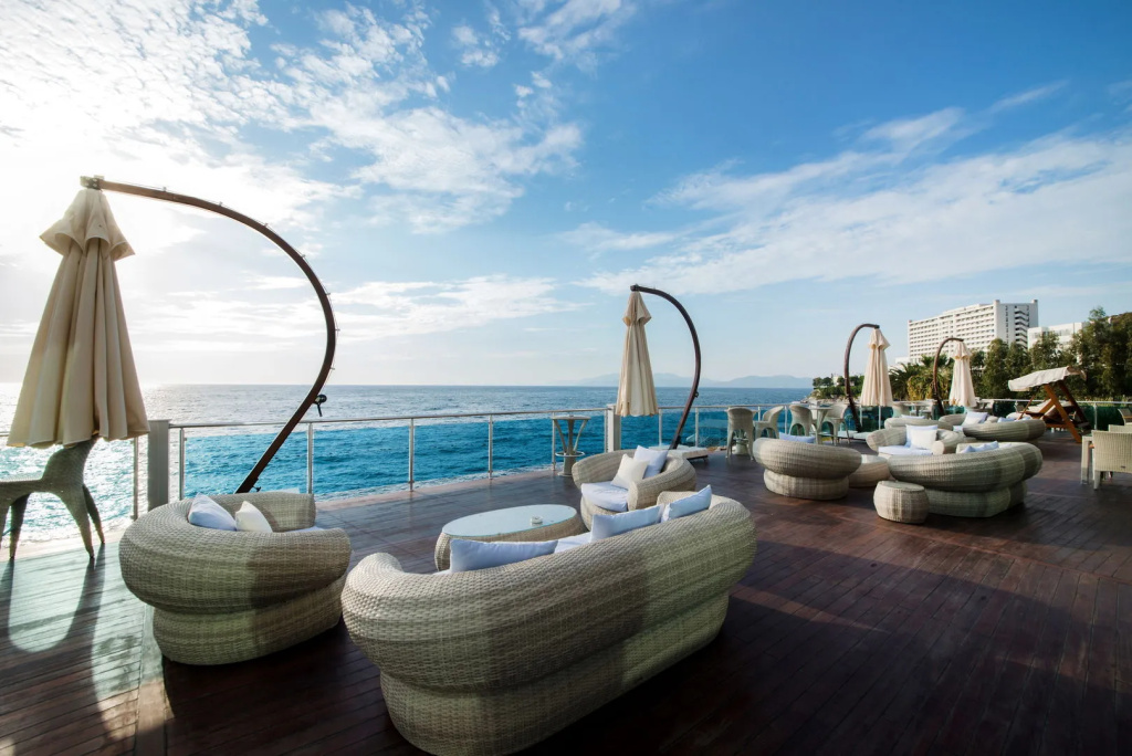Charisma De Luxe Hotel