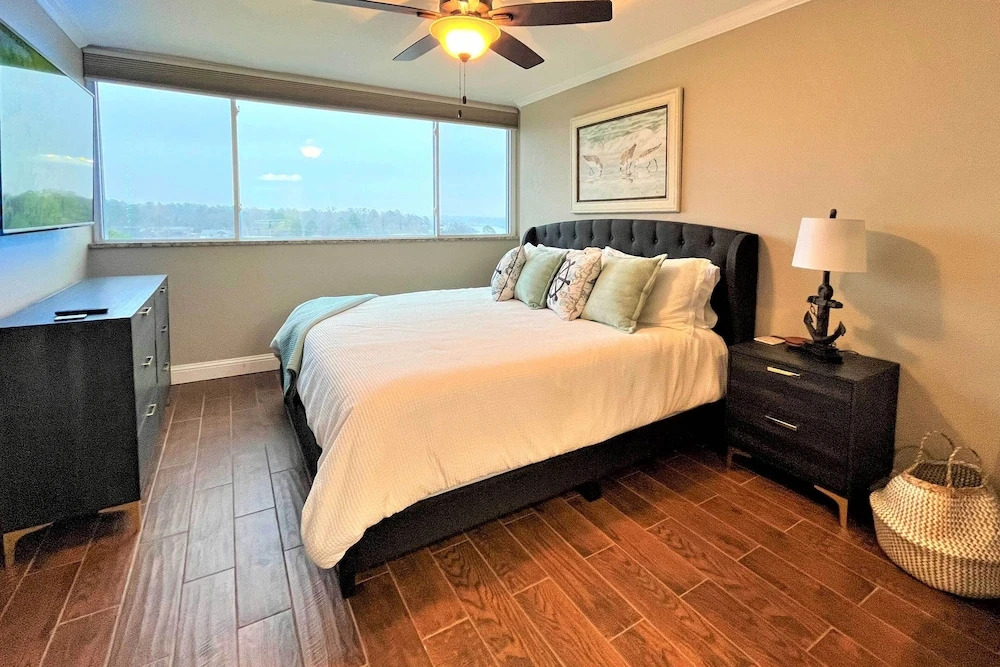 Updated Lake Daze Condo w/ Amazing Pool!