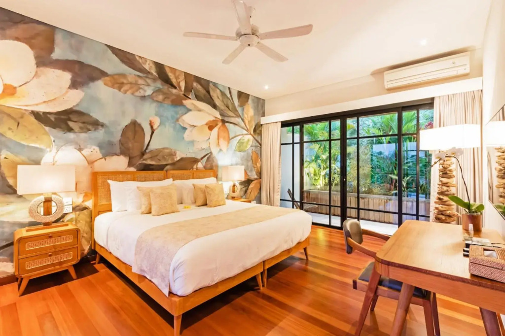 Heritage Villa, Ultimate 6 bed, 20 meter pool 700 metre from beach