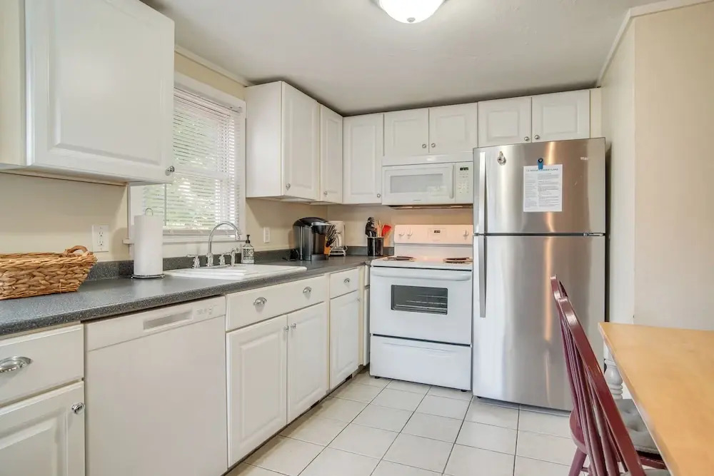Walk to Beaches & Dining: Classic Cape Cod Cottage