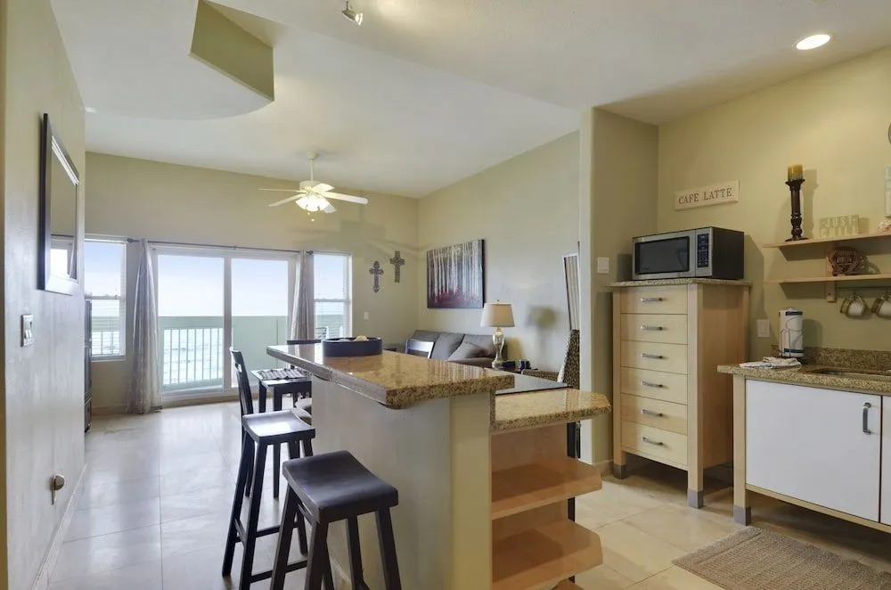 Seawall Condo with Birds Eye Views by RedAwning