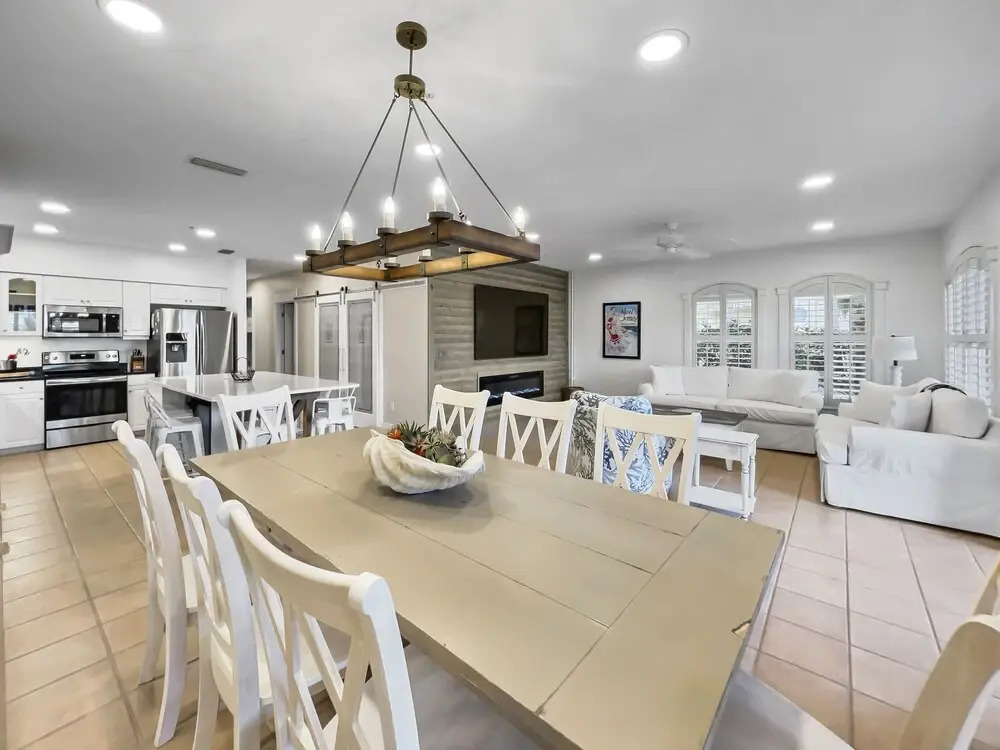Lagoon Lounge 3 Bedroom Condo by Redawning