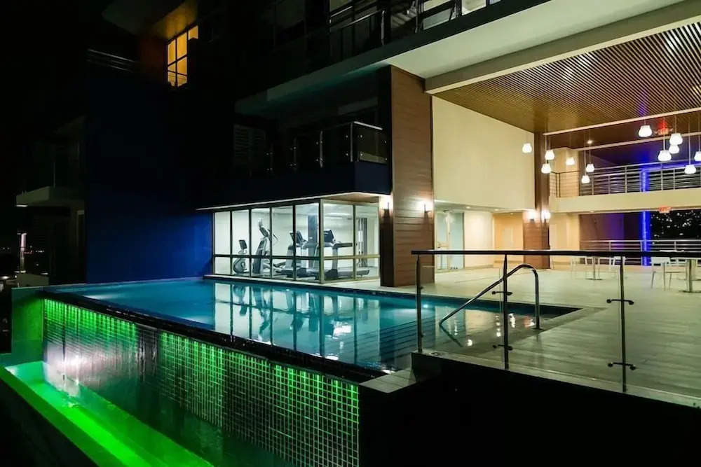 Apartment with roof top pool
