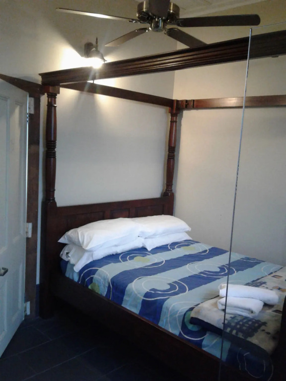 Shooters Saloon Bar Hotel & Cabins