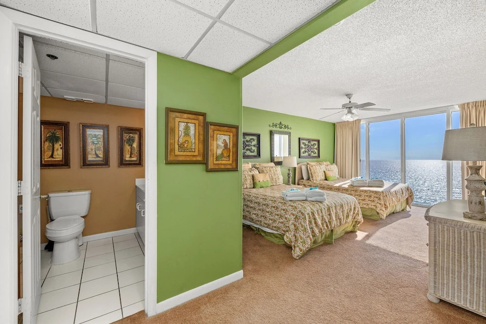 Gulf Front Living Room And Master Suite! Sleeps 8