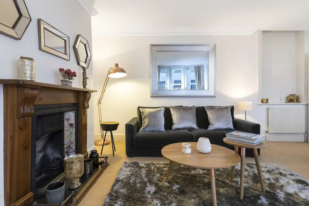 Club Living - Baker Street Apartments