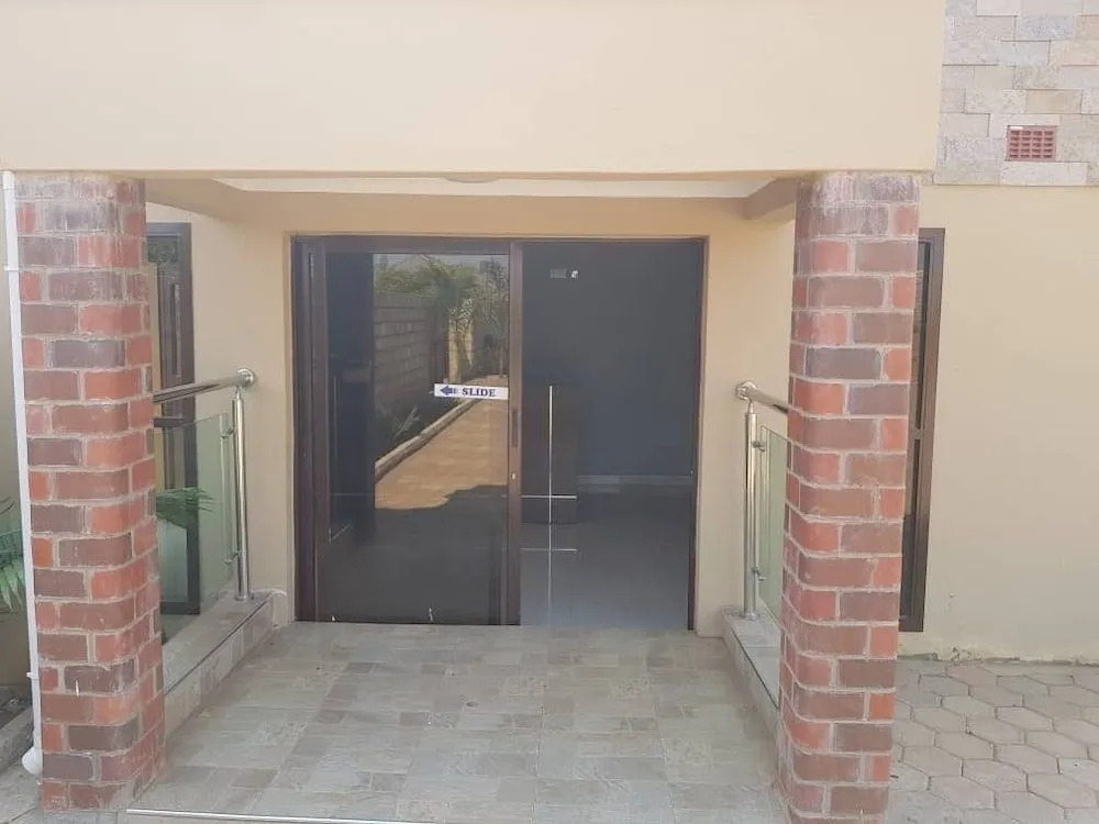 Ticheze Lodge And Car Hire