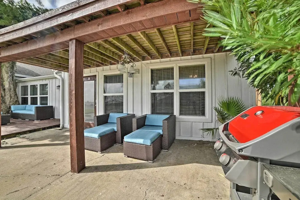 Rockport Bayfront Studio w/ Patio: 'casa Familia'