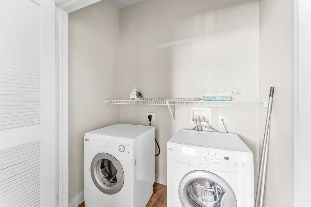 Prime Soco 2BR King Suite w Gympickleballlaundry