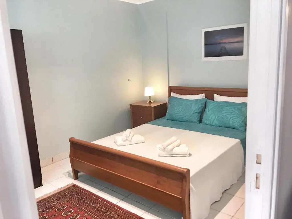 Renovated apt 100m from beach WiFi AC