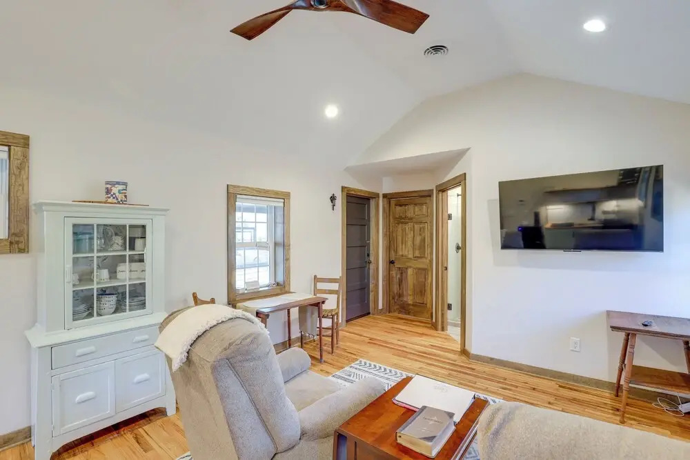 2 Blocks to Appalachian Trail! Couple's Retreat
